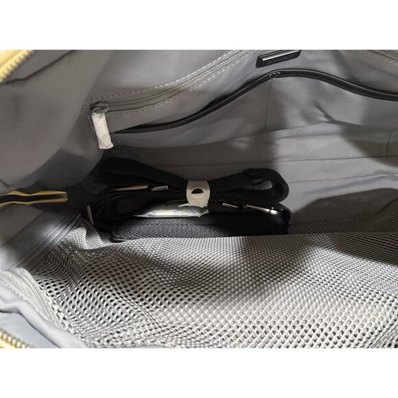 Away Travel The Medium Everywhere Bag 20L Carry On Duffle - Salt White - NEW - Picture 5 of 8